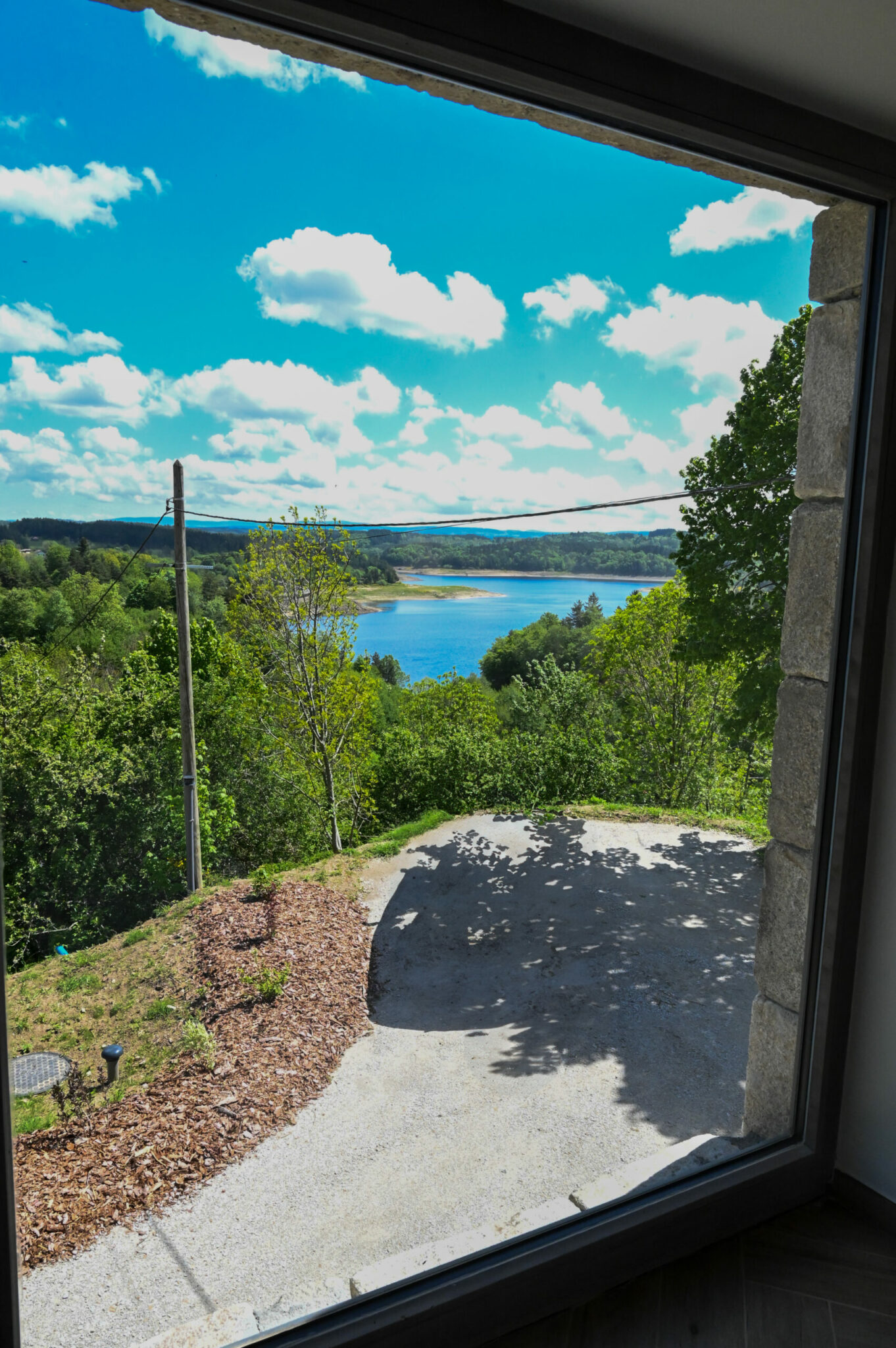 Vue sur le lac depuis le gîte À Contre Courant