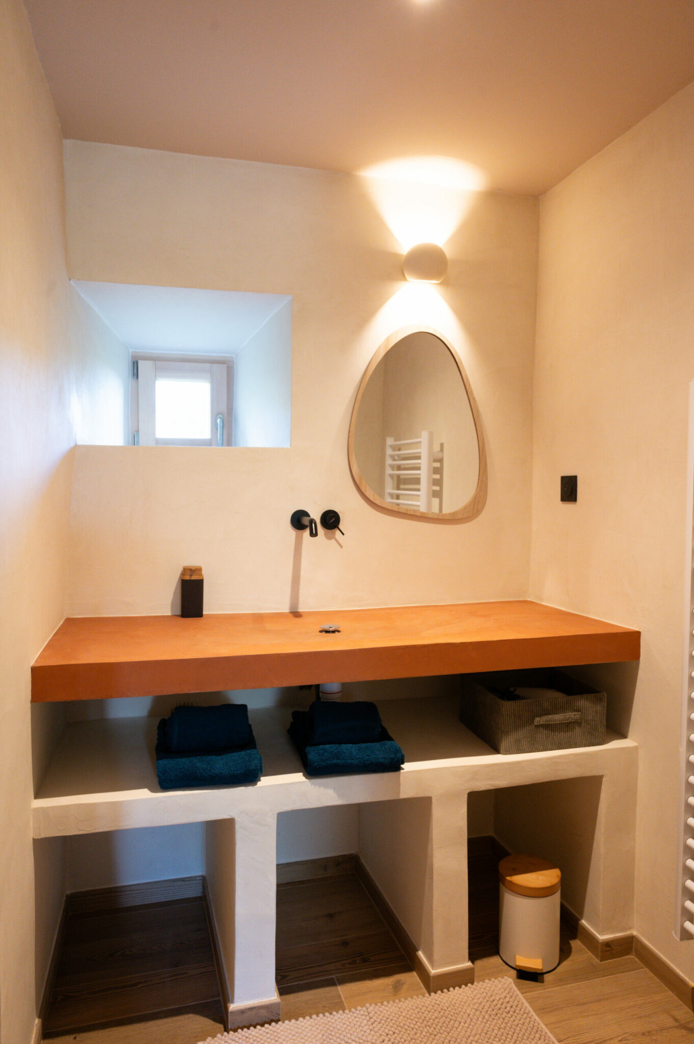 Salle de bain avec baignoire et douche